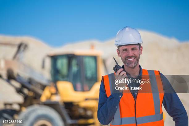 dagbrottsingenjör med walkie-talkie - grävmaskin bildbanksfoton och bilder
