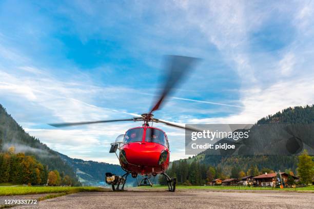 rosso atterraggio elicottero di salvataggio sul campo d'aviazione - elicottero-ambulanza foto e immagini stock