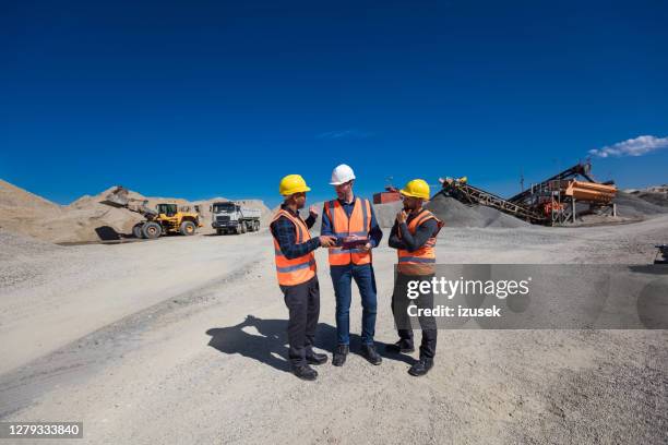 l’équipe de mine à ciel ouvert discute des plans - géologie photos et images de collection