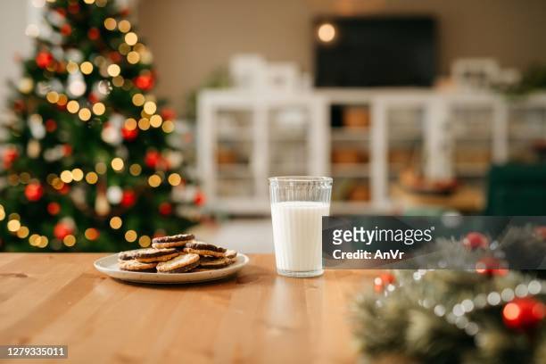 milch und kekse für den weihnachtsmann - weihnachtskekse stock-fotos und bilder