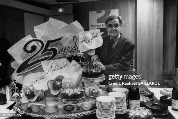 Bernard Pivot coupe le gateau pour le 25ème anniversaire de l'émission 'Bouillon de Culture' à Paris en avril 1998, France