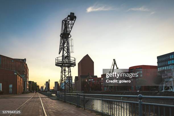 ein spaziergang im inneren hafenbereich in dusiburg bei sonnenuntergang im sommer - canal stock-fotos und bilder