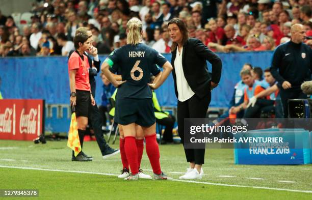 La joueuse et capitaine Amandine Henry en discussion avec Corinne Diacre, la sélectionneur de l'équipe de France de football féminin lors du match...