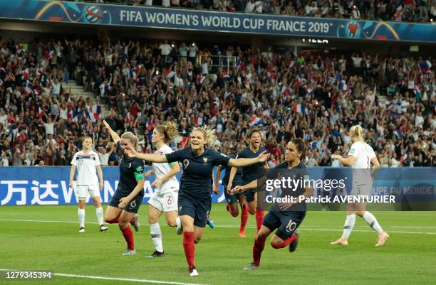 La joueuse de l'équipe de France de football féminin Eugénie Le Sommer après son but sur pénalty lors du match France - Norvège le 12 juin 2019, à...