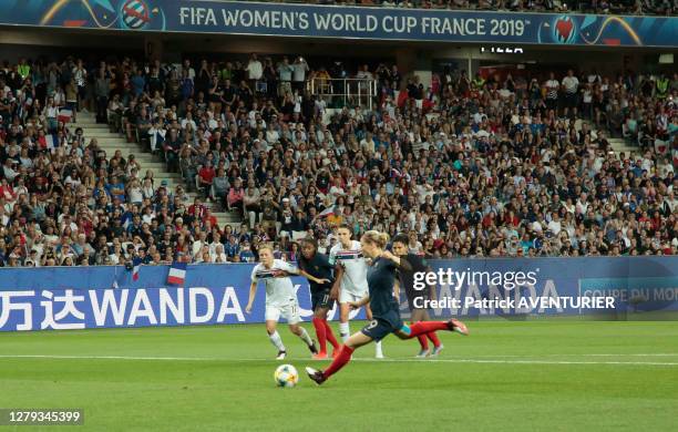 La joueuse de l'équipe de France de football féminin Eugénie Le Sommer marquant un but sur pénalty lors du match France - Norvège le 12 juin 2019, à...