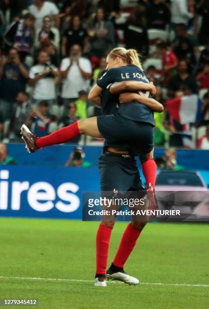 La joueuse de l'équipe de France de football féminin Eugénie Le Sommer dans les bras d'une coéquipière après avoir marqué un but sur pénalty lors du...