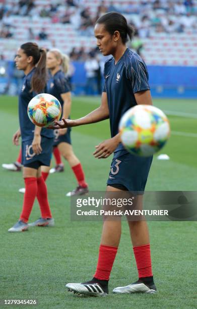 Wendy Renard et Amel Majri de l'équipe de France de football féminin à l'échauffement lors du match France - Norvège le 12 juin 2019, à Nice, France.