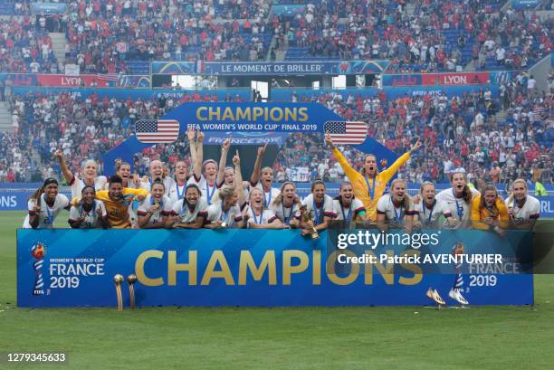 équipe américaine de football féminin fête sa victoire après le match USA-Pays-Bas le 7 juillet 2019, à Lyon, France.