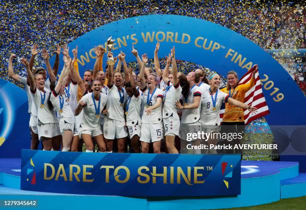 Les joueuses de l'équipe des USA de football féminin fête leur victoire après le match USA-Pays-Bas le 7 juillet 2019, à Lyon, France.