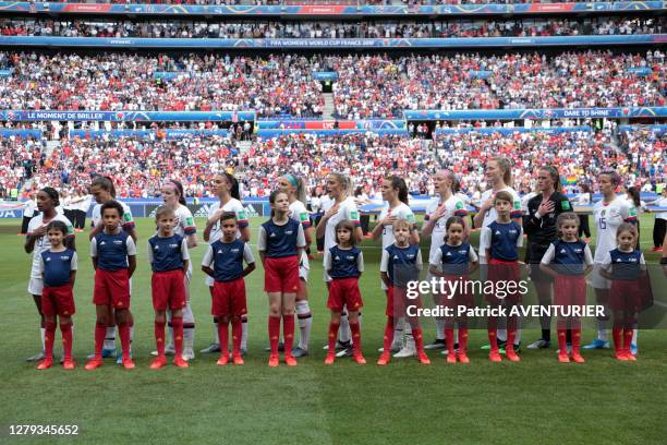 équipe des USA de football féminin avant le match USA-Pays-Bas, la joueuse américaine Megan Rapinoe boycotte l'hymne américain en guise de...