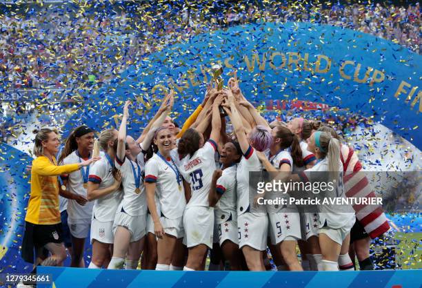 équipe américaine de football féminin fête sa victoire après le match USA-Pays-Bas le 7 juillet 2019, à Lyon, France.