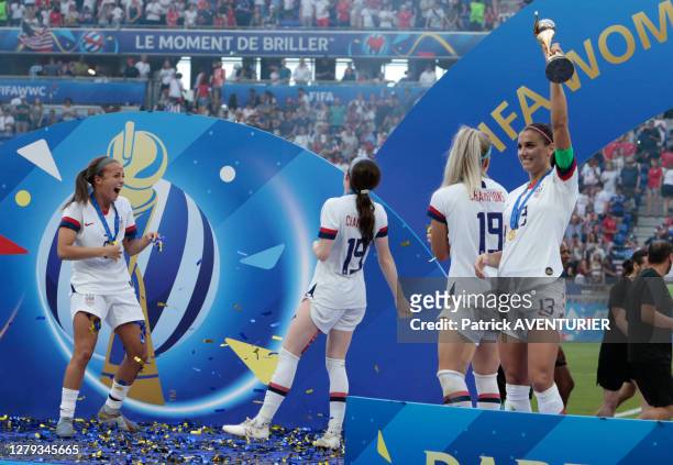 Alex Morgan de l'équipe féminine de football américaine brandit le trophée après le match de la finale de la coupe du monde remportée face aux...