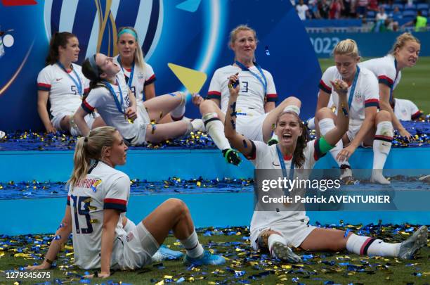Alex Morgan de l'équipe féminine de football américaine brandit les bras en l'air après le match de la finale de la coupe du monde remportée face aux...