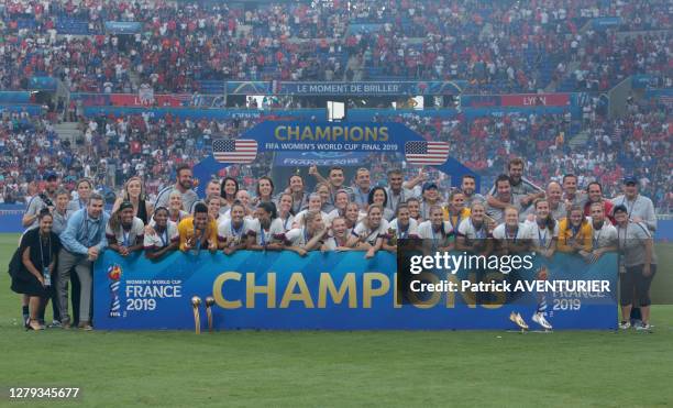 équipe féminine de football américaine fête sa victoire après le match de la finale de la coupe du monde remportée face aux néerlandaises 2 à 0 le 7...