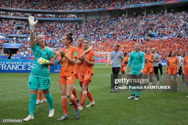 équipe féminine de football des Pays-Bas salue le public après le match de la finale de la coupe du monde remportée par les américaines 2 à 0 le 7...