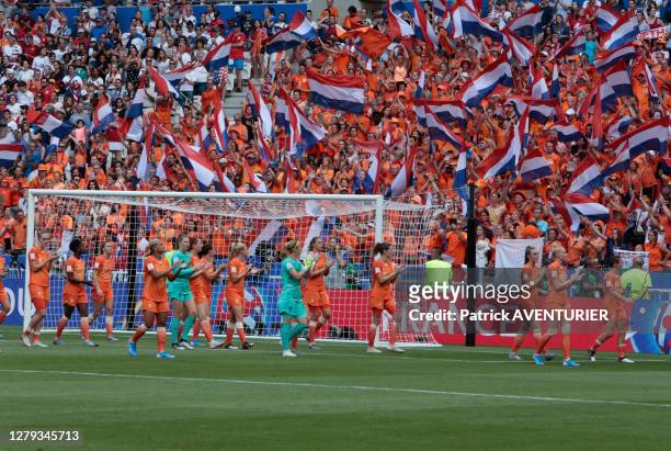 équipe féminine de football des Pays-Bas salue le public après le match de la finale de la coupe du monde remportée par les américaines 2 à 0 le 7...