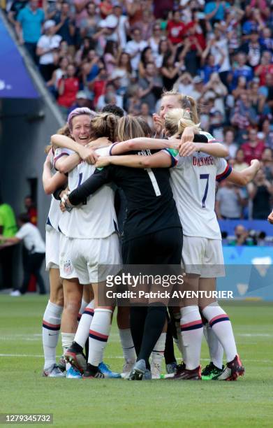La joueuse Mégan Rapinoe de l'équipe féminine de football américaine fête avec ses coéquipières leur victoire après le match de la finale de la coupe...