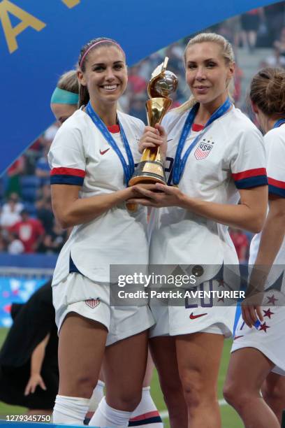 Les joueuses Allie Long et Alex Morgan de l'équipe féminine de football américaine avec le trophée après le match de la finale de la coupe du monde...