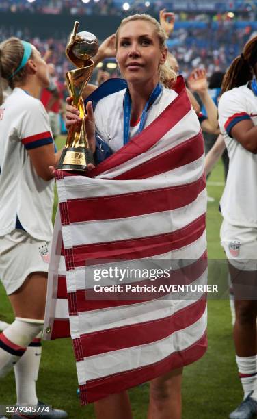 La joueuse Allie Long de l'équipe des USA de football féminin fête la victoire après le match USA-Pays-Bas le 7 juillet 2019, à Lyon, France.