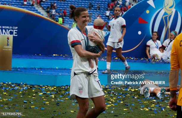 La joueuse Tobin Heath de l'équipe des USA de football féminin fête la victoire après le match USA-Pays-Bas le 7 juillet 2019, à Lyon, France.
