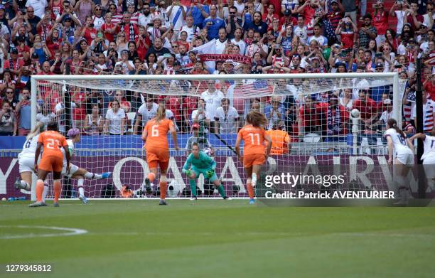 La joueuse Megane Rapineo de l'équipe des USA de football féminin tirant le penalty pendant le match USA-Pays-Bas le 7 juillet 2019, à Lyon, France.