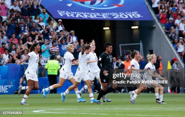 équipe américaine de football féminin fête sa victoire après le match USA-Pays-Bas le 7 juillet 2019, à Lyon, France.