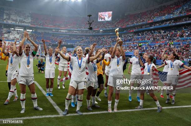 Les joueuses de l'équipe des USA de football féminin fête leur victoire après le match USA-Pays-Bas le 7 juillet 2019, à Lyon, France.