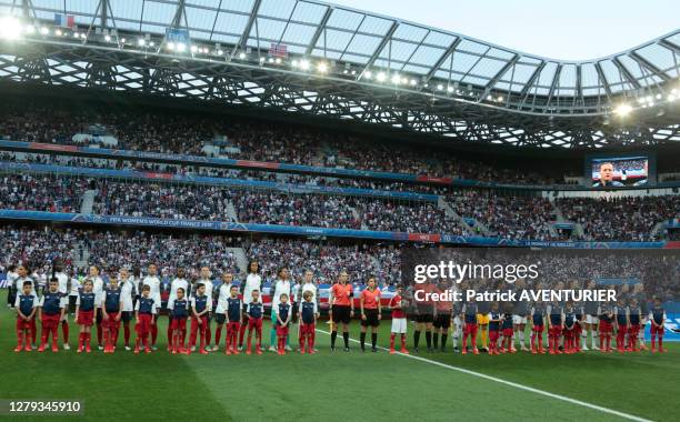 équipe norvégienne et l'équipe de France de football féminin lors du match France - Norvège le 12 juin 2019, à Nice, France.