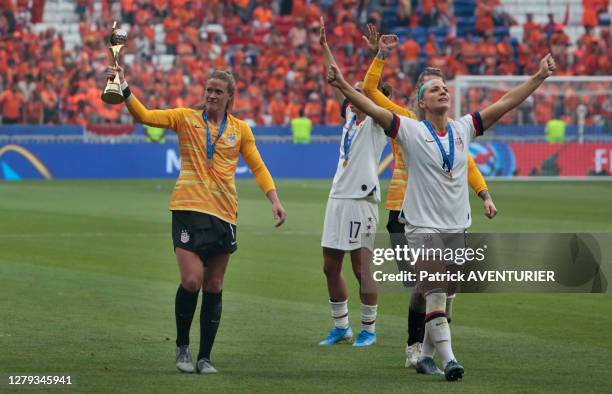 La gardienne de l'équipe féminine de football américaine avec le trophée après le match de la finale de la coupe du monde remportée face aux...