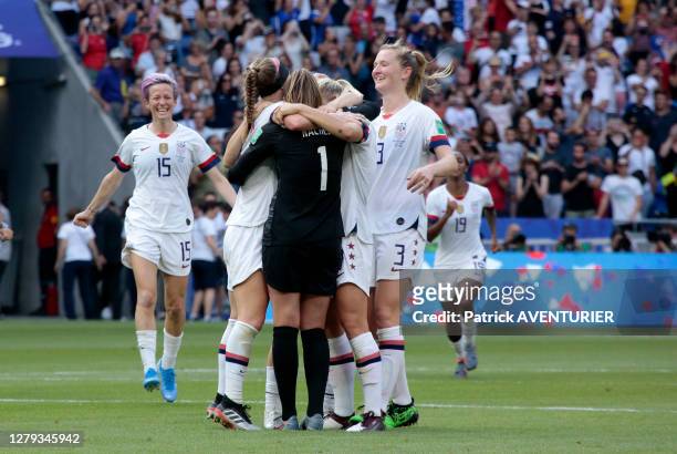 La joueuse Mégan Rapinoe de l'équipe féminine de football américaine fête avec ses coéquipières leur victoire après le match de la finale de la coupe...