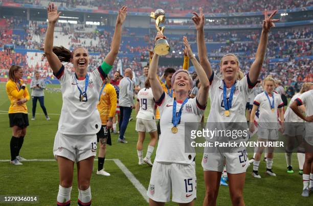 Alex Morgan, Megan Rapinoe avec le trophée et Allie Long de l'équipe féminine de football américaine après le match de la finale de la coupe du monde...