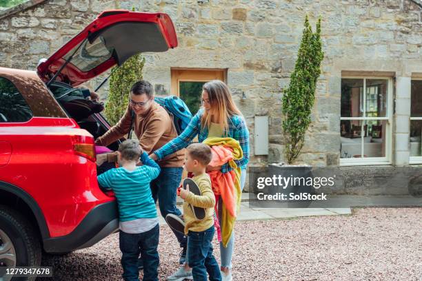 uitpakken van de auto - achterbak-van-auto stockfoto's en -beelden