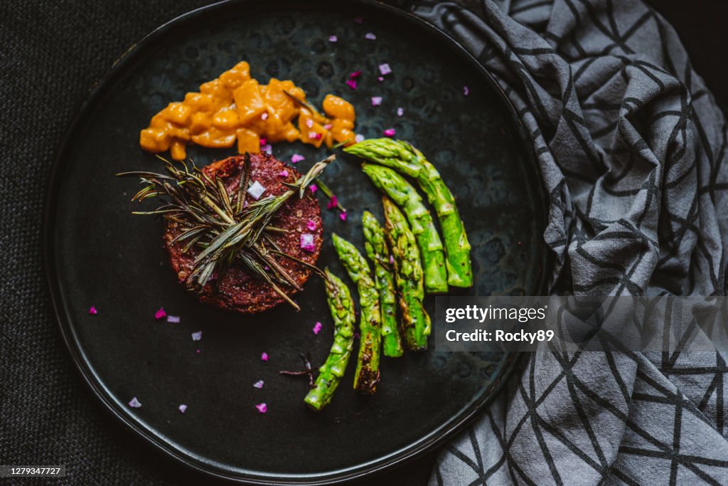 Hambúrguer Vegano Gourmet Servido com Aspargos Grelhados e Chutney de Manga