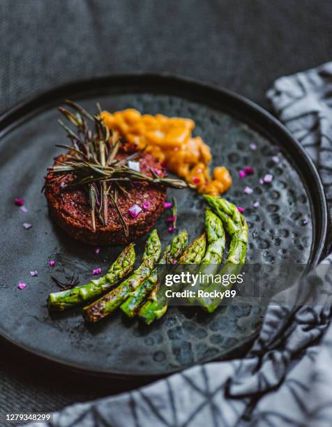 gastronomische vegan burger geserveerd met gegrilde asperges en mango chutney - amuse bouche stockfoto's en -beelden