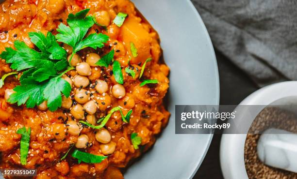 indiase chana alu masala met koriander – kikkererwten curry - masala stockfoto's en -beelden