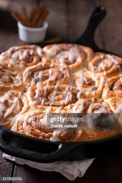 cinnamon rolls - glazen pot stock pictures, royalty-free photos & images