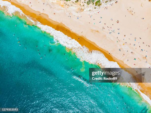 從葡萄牙薩格雷斯附近的無人機上看, 普拉亞多貝利切的衝浪者和日光浴者。 - 法如 葡萄牙 個照片及圖片檔