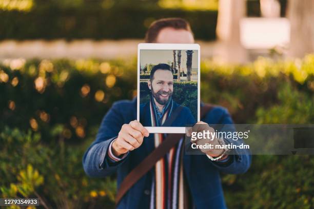 zakenman die selfie neemt - person with in front of screen stockfoto's en -beelden