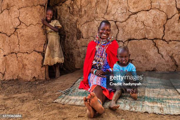 afrikaanse vrouwenzitting met haar baby, kenia, oost-afrika - masai stockfoto's en -beelden