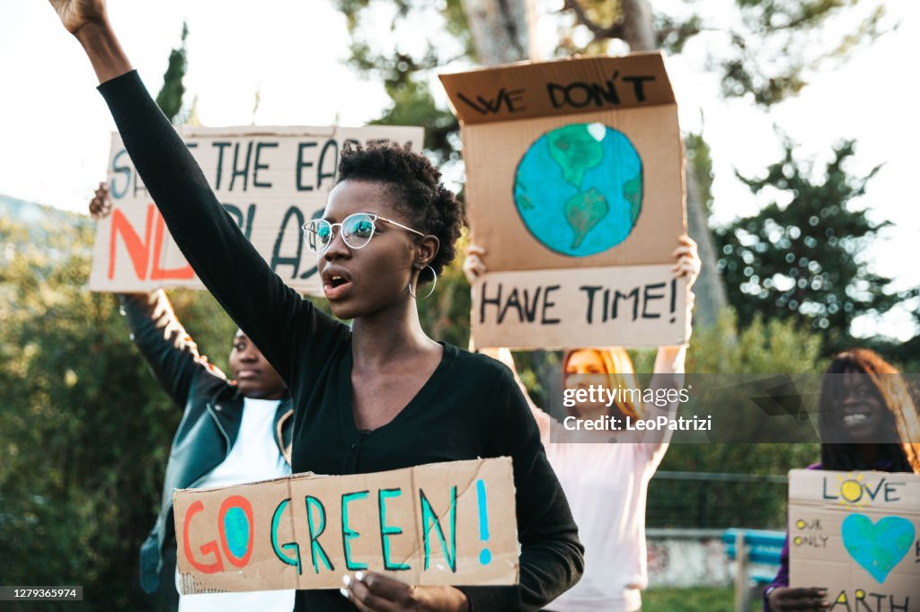 Activistas que se manifiestan contra el calentamiento global