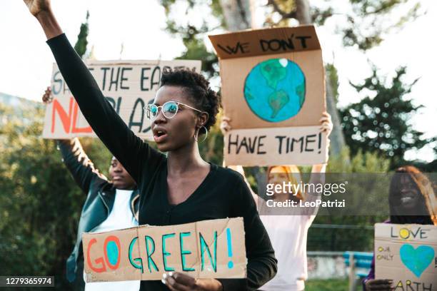 attivisti che manifestano contro il riscaldamento globale - cultura della gioventù foto e immagini stock