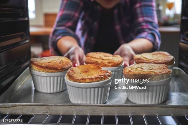 baking mango banana souffle in the oven - suflé doce imagens e fotografias de stock