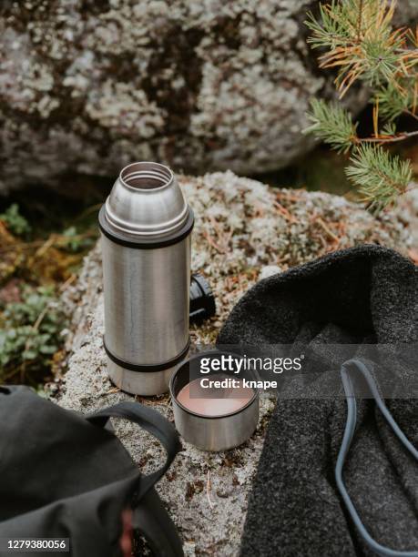 https://media.gettyimages.com/id/1279380056/photo/thermos-flask-outdoors-in-nature-forest-outdoors-activity-adventure-hot-chocolate.jpg?s=612x612&w=gi&k=20&c=3H5TvYsq5aHtXQXRKgMIdAT09aPIB54GvgmwiEy4D6I=
