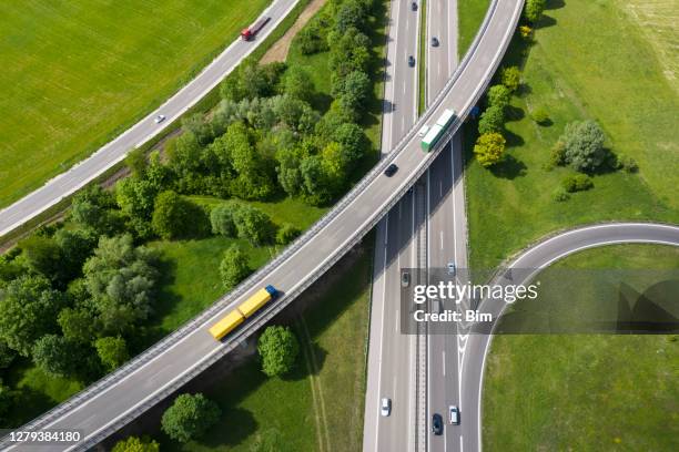 vue aérienne de la jonction d’autoroute - échangeur photos et images de collection