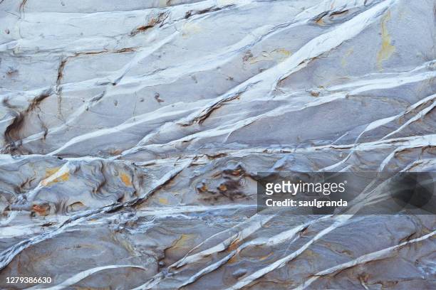 abstract background, oxidation process in a slate rock - strate géologique photos et images de collection