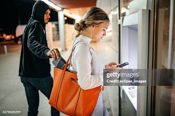 homme volant l’argent et les affaires personnelles de la femme - rob photos et images de collection