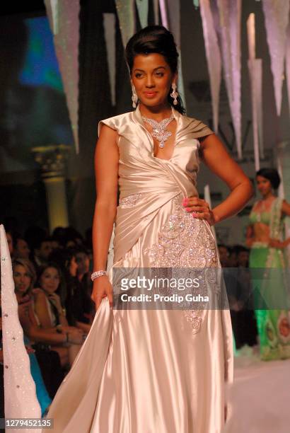 Mugda Godse walks the ramp at the grand finale show on Day 5 of India International Jewellery Week on August 19, 2010 in Mumbai, India