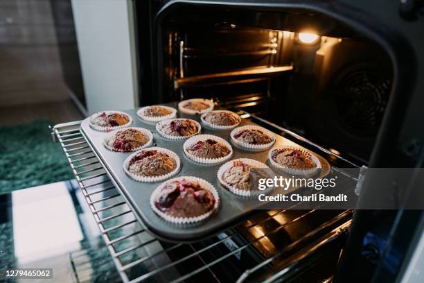 klaar om vers uit de oven zoete muffins te eten - muffin stockfoto's en -beelden