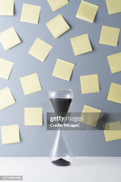 abundance of adhesive notes and hourglass - important message stock pictures, royalty-free photos & images