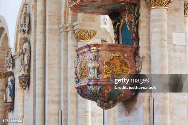 alte holzkanzel mit aopstle peter im osnabrücker dom - pulpit stock-fotos und bilder